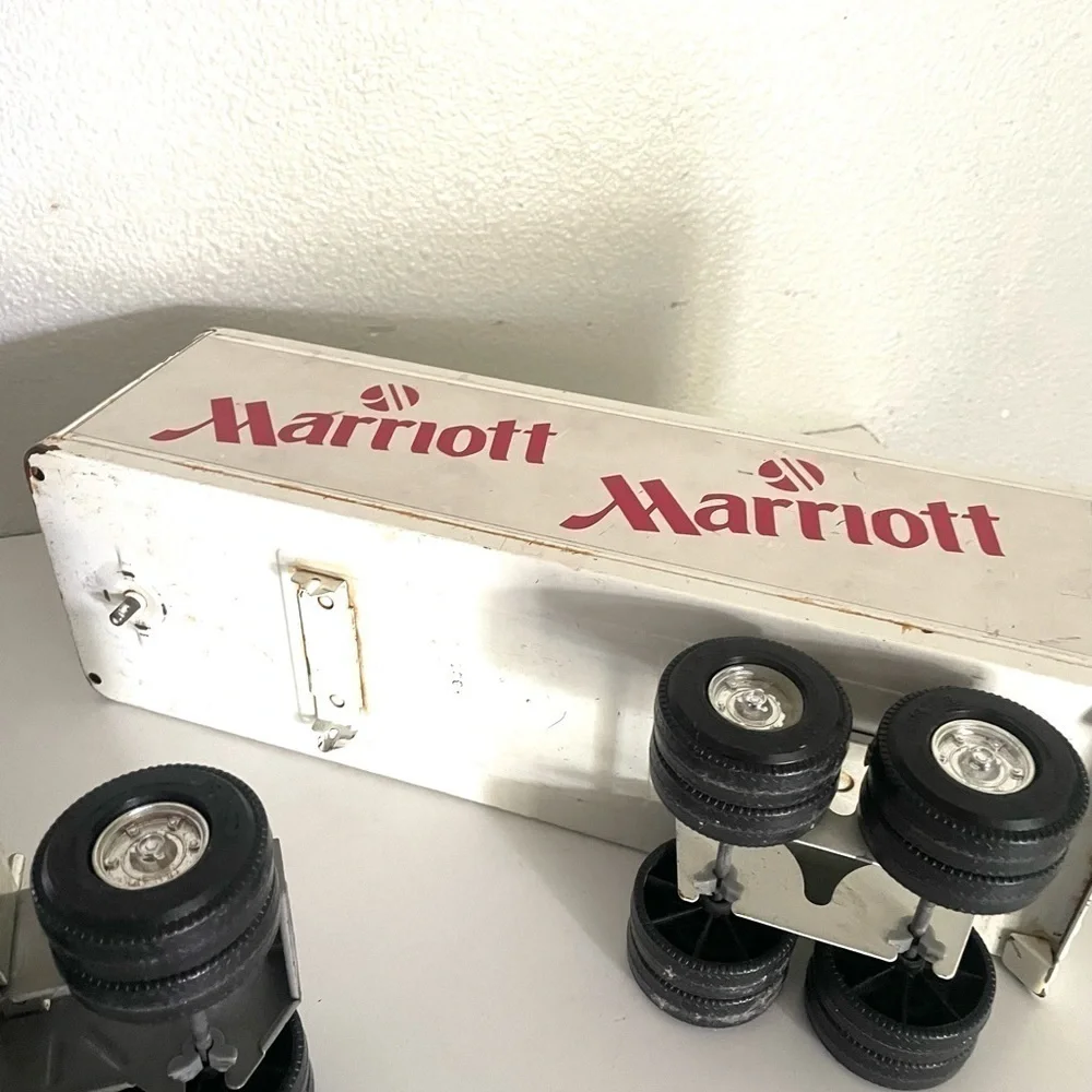 MARRIOTT TRACTOR TRAILER 1/25 SCALE, TRACTOR 1960 ERA INTERNATIONAL